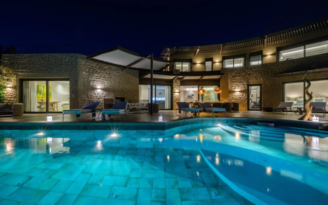 Captivating 5br Pool Villa Close Navarino Golf