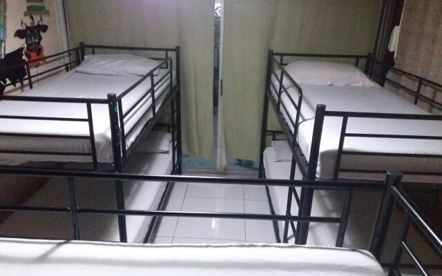 Manii hostel Asoke