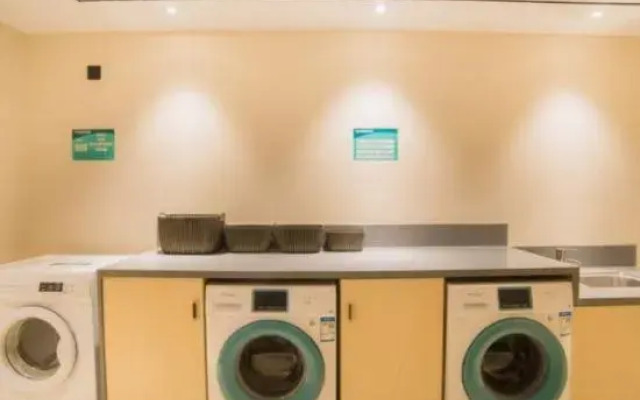 City Comfort Inn Hotel (Liuzhou Five Star Pedestrian Street Zhonghuan Building)