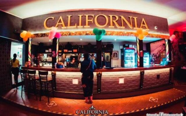 Dom Wczasowy California, Restauracja i Club