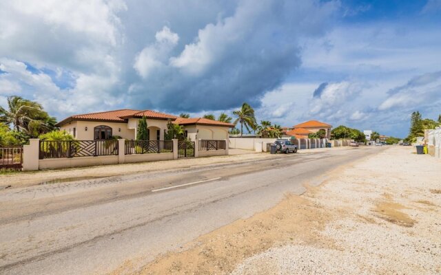 4BR Villa Short Walk to Beach in Amazing Location