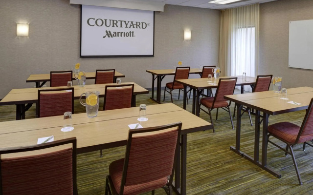 Courtyard by Marriott Indianapolis Airport