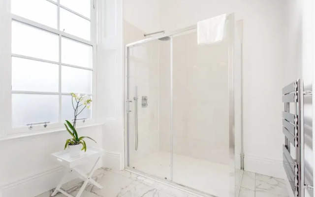 Luxury 4-bedroom Townhouse in Prestigious West End