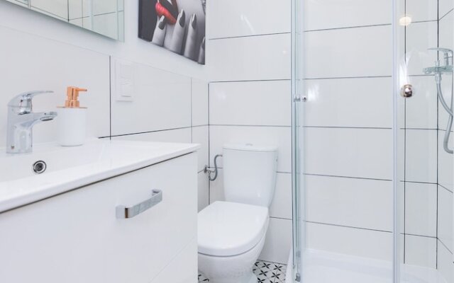 UNIT Short Rent Apartment by Warsaw Metro Station