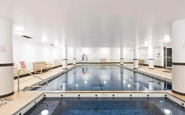 Poolside 2-bed Haven, Walk to City Centre