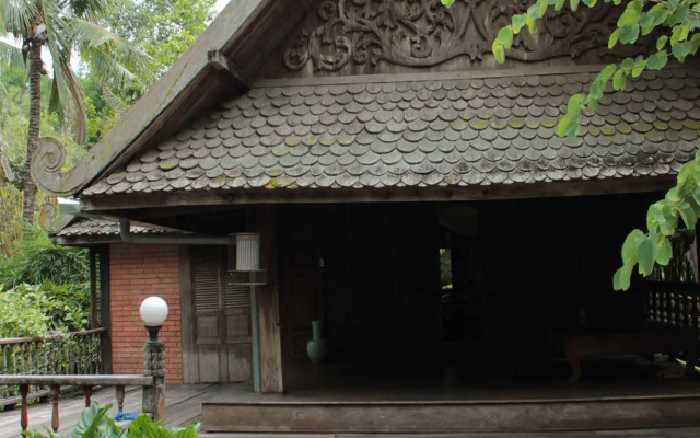 Thai Teak House Garden Homestay