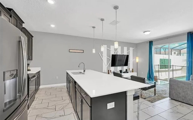 1569 SD - Modern Champions Gate Escape