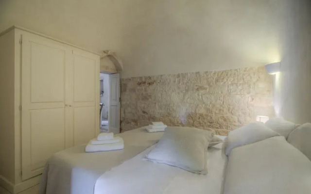 Trullo Grotta Cisternino by Typney