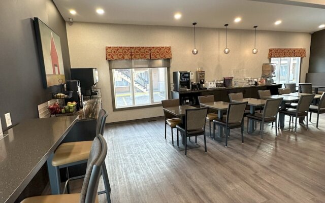 Econo Lodge Inn & Suites