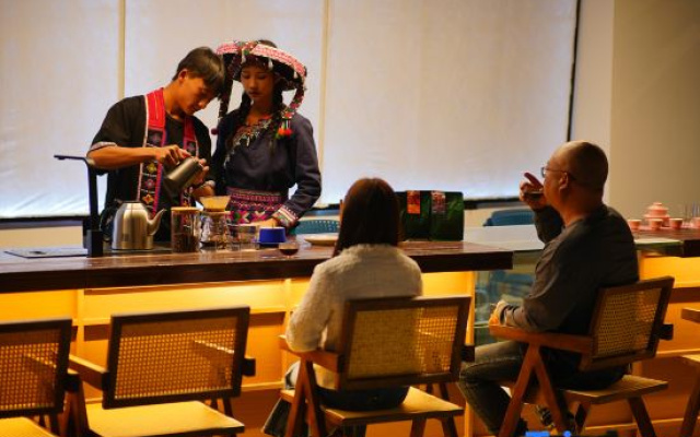 Staying at the Holiday Inn Cafe – People – Pu'er