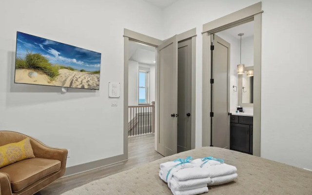 Pineapple Paradise! 6BR 7BA Beachfront House! Private Pool! Grill! Sleeps 16!