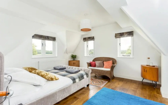 Spacious & Stylish Cotswold Family home