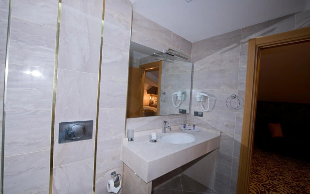 Golden Deluxe Hotel
