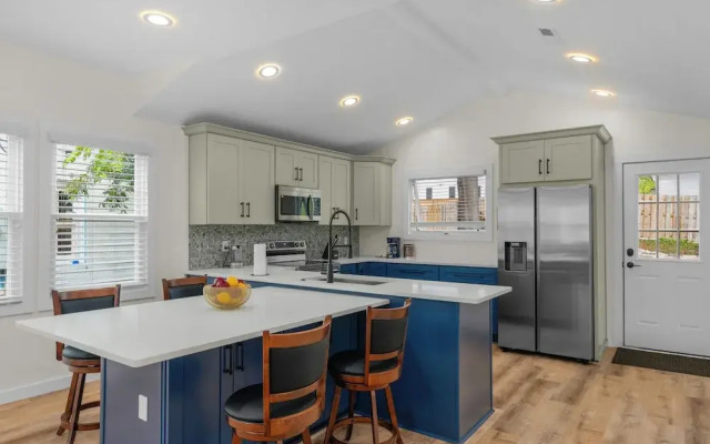Stylish 4BR Haven Backyard and Fire Pit