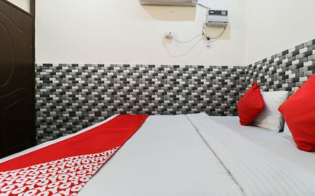 OYO 11762 Trimurti Guest House