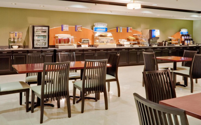 Holiday Inn Express & Suites Warminster - Horsham by IHG