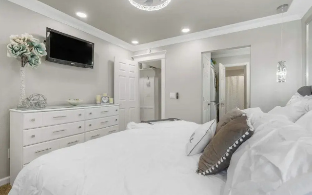 Clubhouse Bungalow - Community Amenities