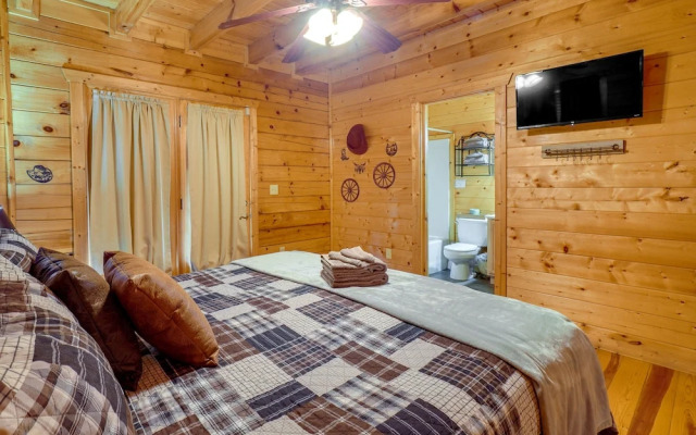 Gatlinburg Getaway: Private Hot Tub & Fireplace!