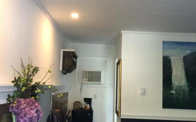 Greenside motel