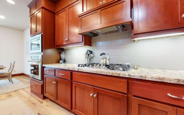 Timbers 15 Private Hot Tub, 2 Car Garage, Washer Dryer, Large Townhouse by RedAwning