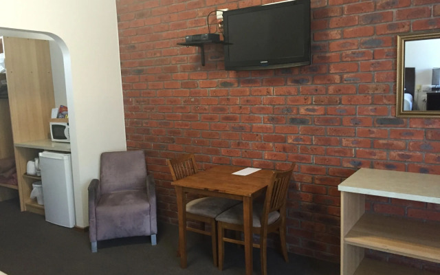 Ploughmans Motor Inn