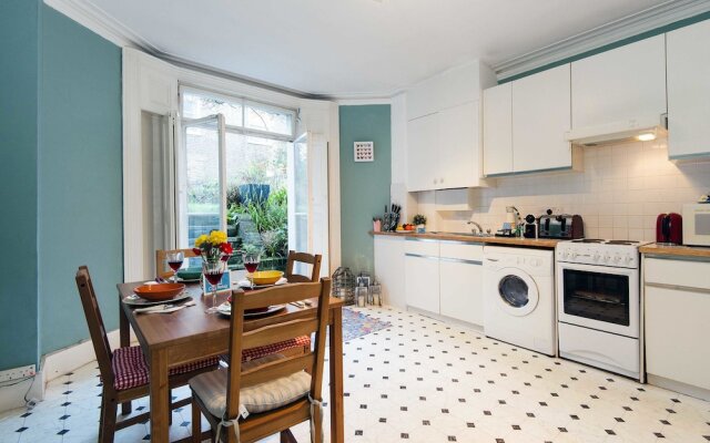 Bright Marloes Road Abode - CNRO