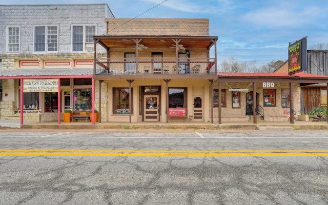 Historic Hardy Home w/ Game Room on Main Street