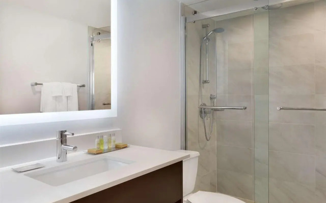 DoubleTree by Hilton Toronto Airport