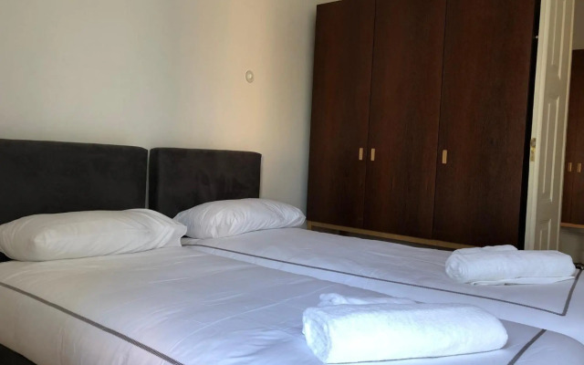 Rua Tenente Campos Rego, Ground Floor