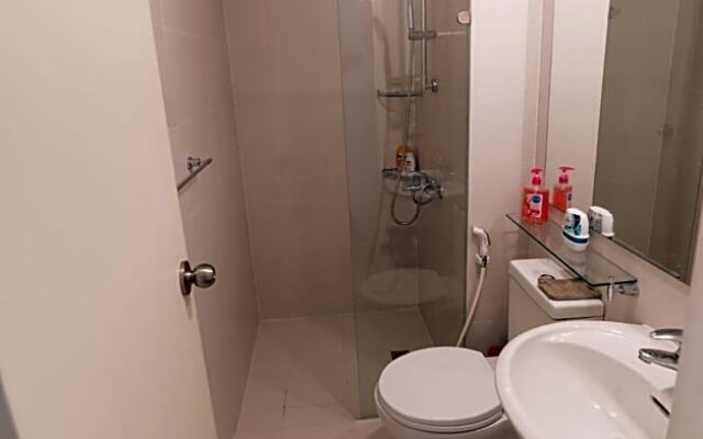 A2JSuites 1BR Azure Smart Home Suite Near Malls & Airport