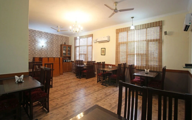 OYO 6977 Hotel Clarks