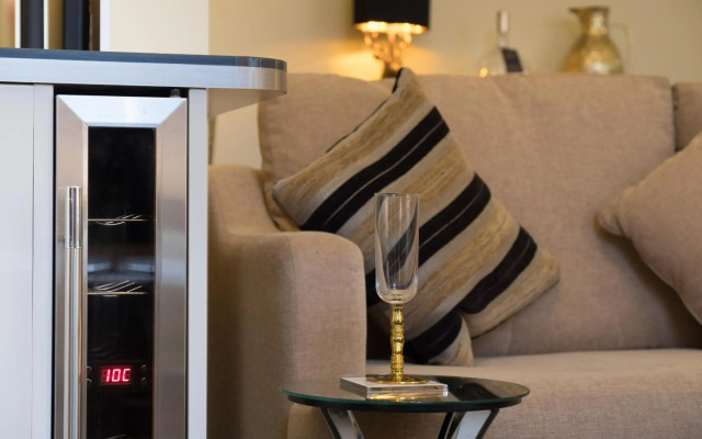Marks At The Manor Luxury Riverside Apartments - Sleeps up to 4, with Parking and Sky TV