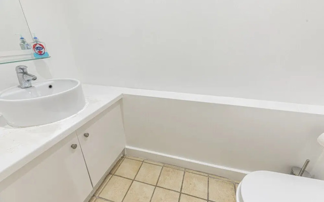 Stylish&Spacious 4br House W/Parking in Kensington