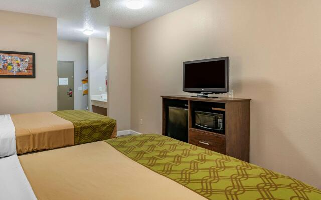 Econo Lodge & Suites Granite City