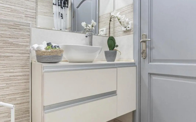 Renovated 2 BR with 2 BTH front Mamilla Mall