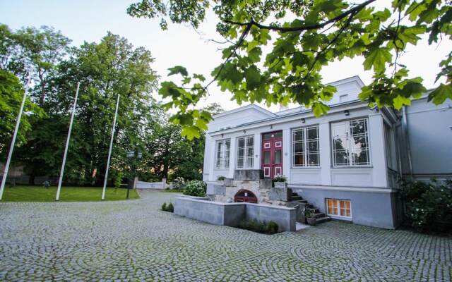 Saka Manor