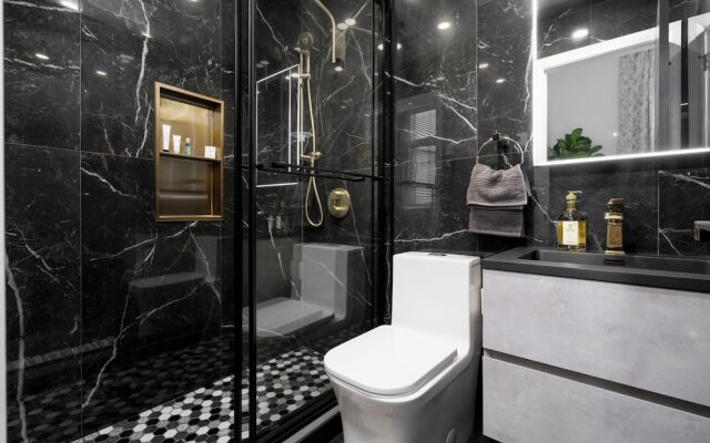 Downtown Luxe - Parking, Metro, King Bed, Sleeps 6