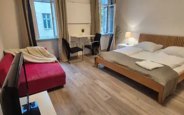 Charming 1BR Apt Near Central Vienna