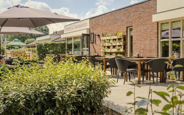 Dreamy Chalet with Covered Terrace near Nature