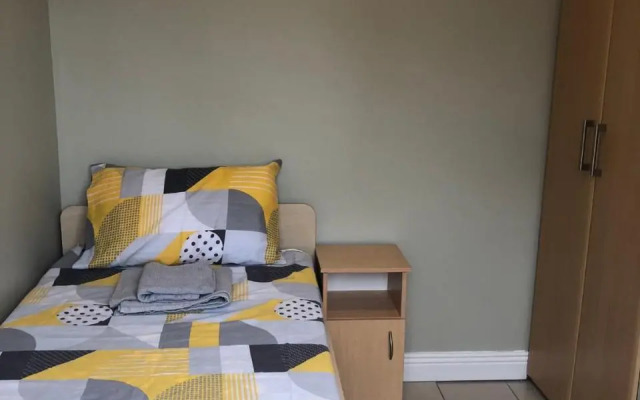 Cheerful 4 bedroom town house with bbq,
