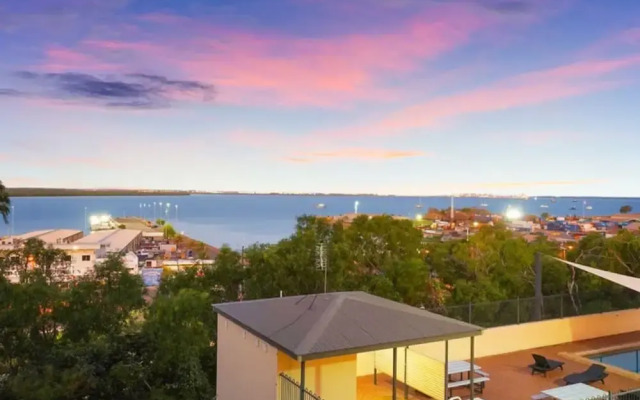 Waterfront Retreat Sea Views - Huge Pool - BBQ