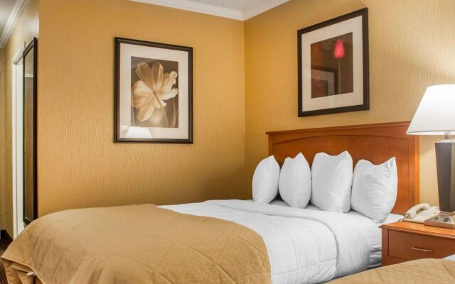 Clarion Hotel & Suites Riverfront