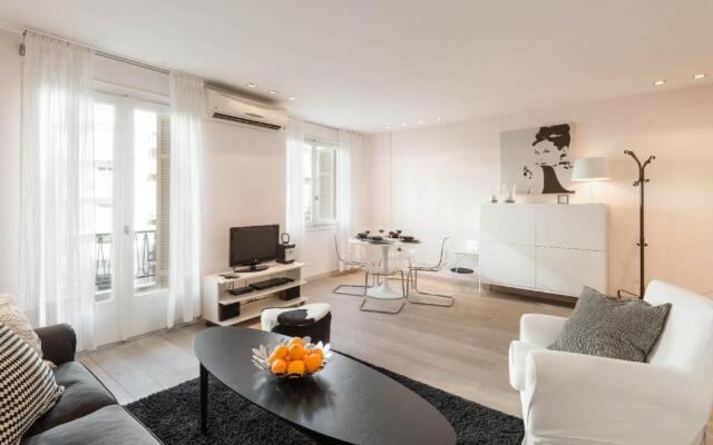 Stylish white 4 ppl apartment in City center