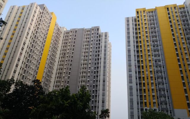 Pool View and Homey 2BR Apartment @ Springlake Summarecon