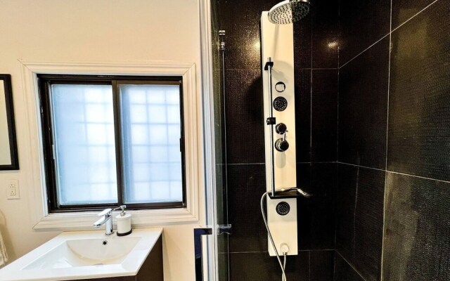 Chic Townhome With Garage Dt Mtl