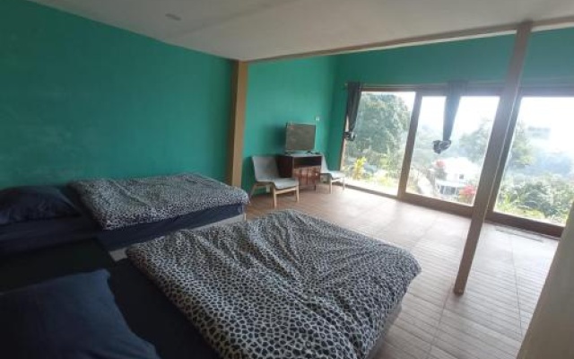 Villa Eco Resort Puncak, Mountain View,Private Pool,and Kitchen – Guest Rooms – Cipanas
