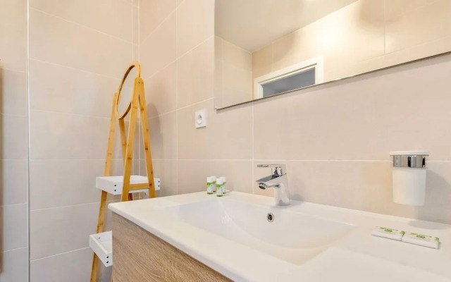 Apartment With Balcony in Paris