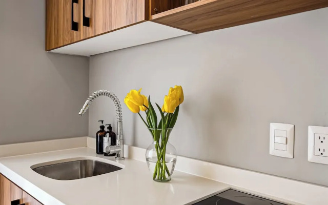 Stunning Beachfront Condo - Sea Views