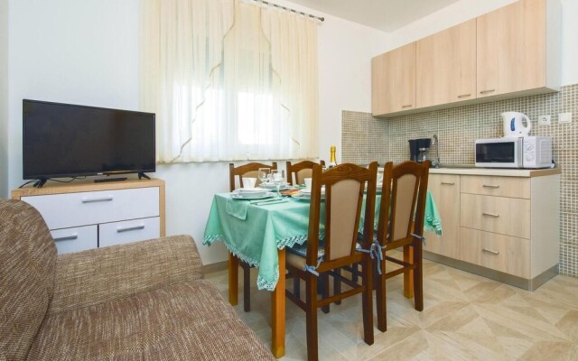 Stunning Home in Mali Rat With Wifi and 2 Bedrooms