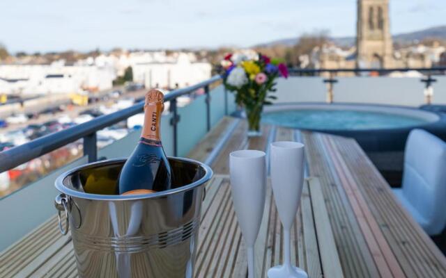 Central Penthouse with Hot Tub & Views 22